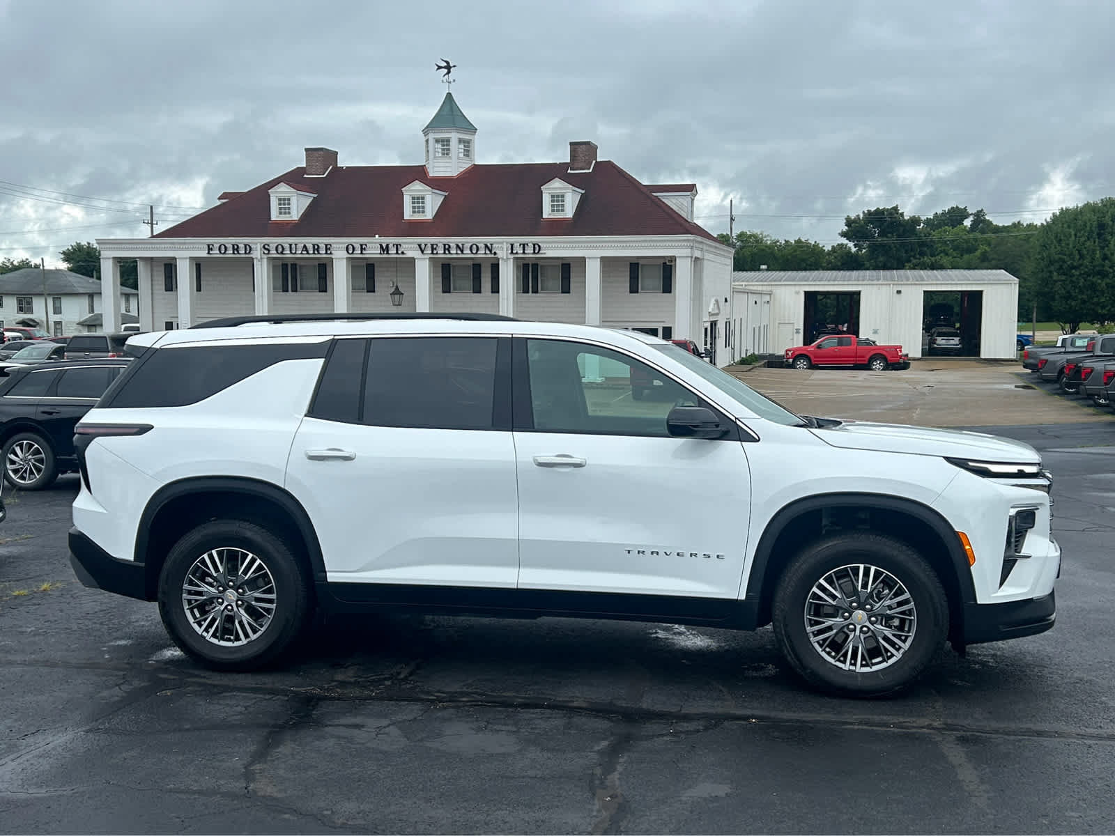 Used 2025 Chevrolet Traverse LT FWD image 4