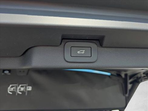 Used 2025 Land Rover Discovery Dynamic SE image 13