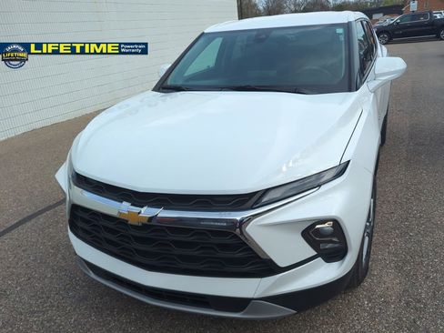 Used 2025 Chevrolet Blazer LT FWD image 2