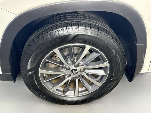 Used 2018 Toyota Highlander XLE AWD/4WD image 4