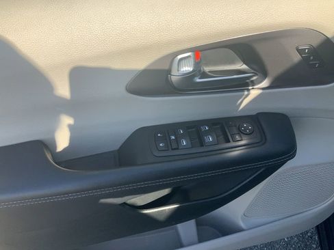 Certified 2023 Chrysler Pacifica Touring-L image 13