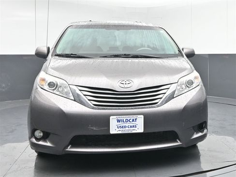Used 2013 Toyota Sienna XLE image 2