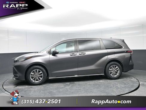 Used 2022 Toyota Sienna XLE image 4