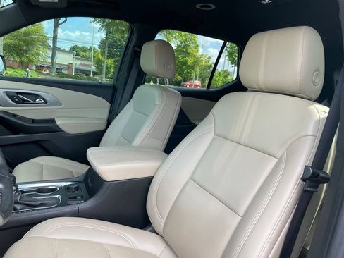 Used 2023 Chevrolet Traverse LT FWD image 25