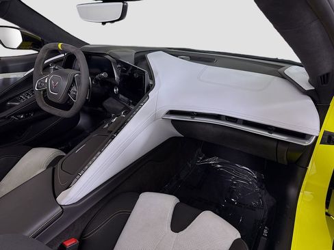 Used 2021 Chevrolet Corvette Stingray Premium Conv w/ Z51 Performance Package image 26