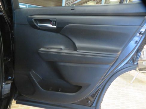 Used 2021 Toyota Highlander XLE AWD/4WD image 23
