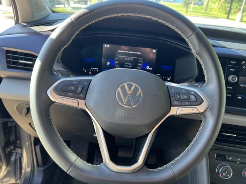 Certified 2022 Volkswagen Taos SE w/ Panoramic Sunroof Package FWD image 15