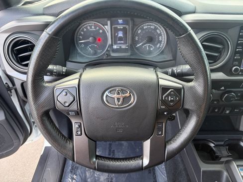 Used 2022 Toyota Tacoma TRD Off-Road AWD/4WD image 12