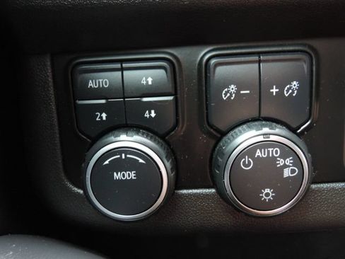 Certified 2022 Chevrolet Tahoe Z71 w/ Luxury Package AWD/4WD image 32