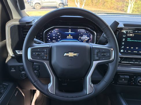 Used 2025 Chevrolet Silverado 2500 LTZ w/ LTZ Convenience Package image 22