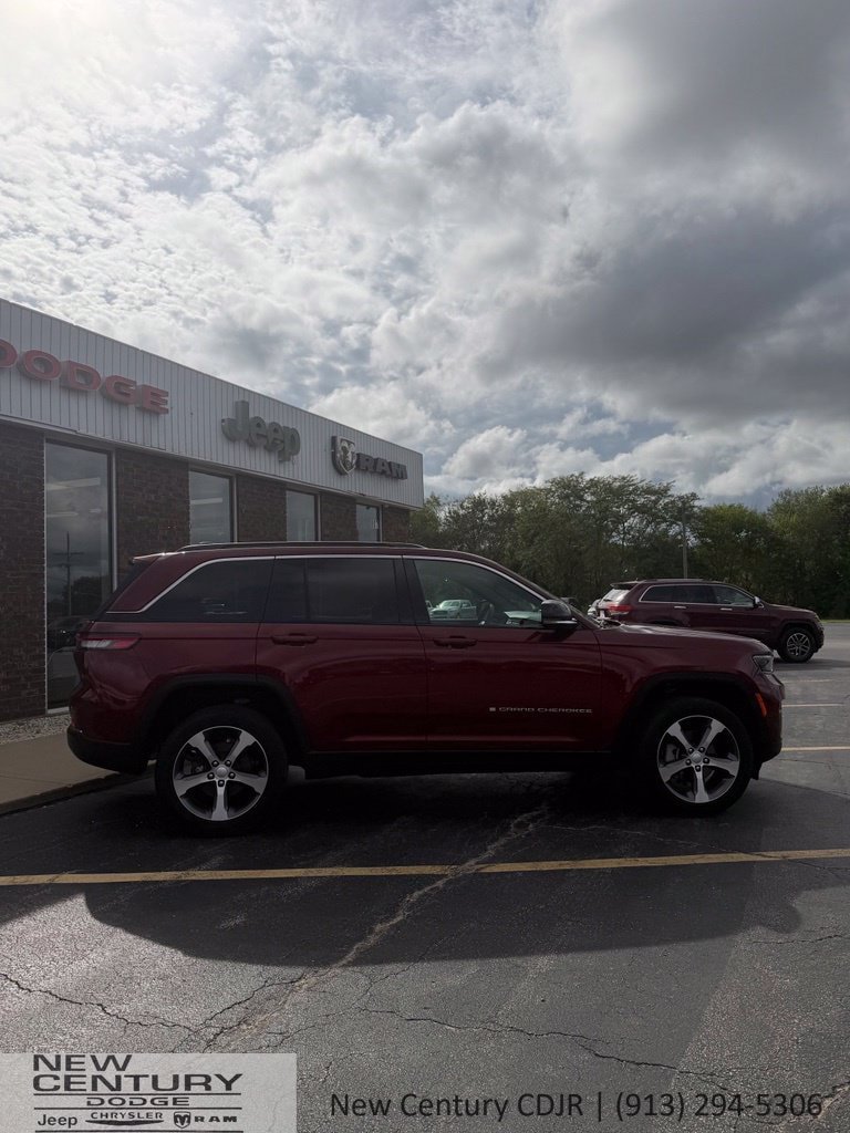 Used 2024 Jeep Grand Cherokee Limited AWD/4WD image 6
