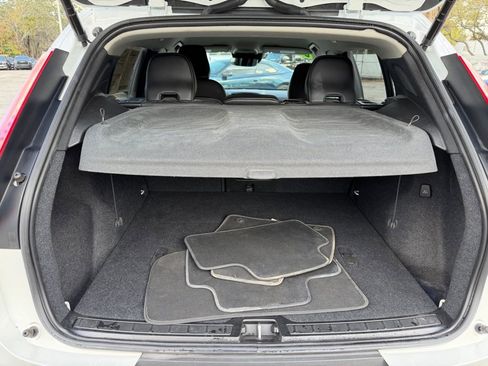 Used 2022 Volvo XC40 T5 Momentum image 37