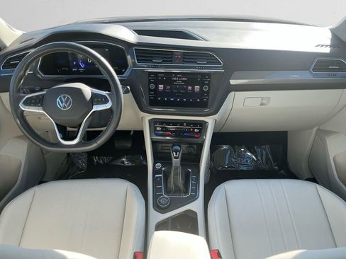 Used 2023 Volkswagen Tiguan SE w/ Panoramic Sunroof Package image 10