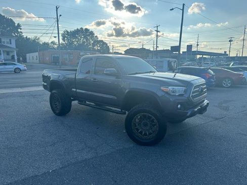 Used 2017 Toyota Tacoma TRD Off-Road w/ Tow Package AWD/4WD image 2