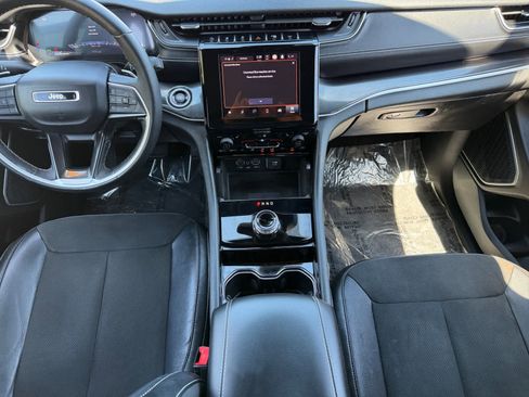 Used 2022 Jeep Grand Cherokee Altitude AWD/4WD image 6