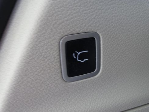 Used 2023 Chrysler Pacifica Limited image 41