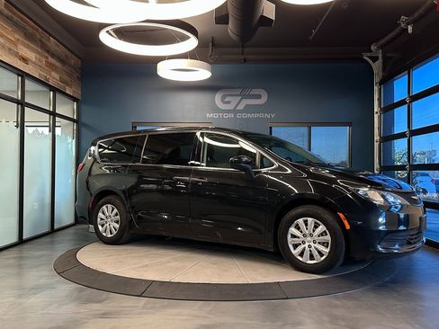 Used 2020 Chrysler Voyager L image 1