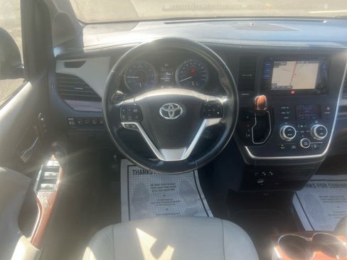 Certified 2017 Toyota Sienna Limited Premium image 2