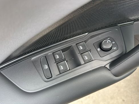 New 2026 Volkswagen Tiguan SE image 11