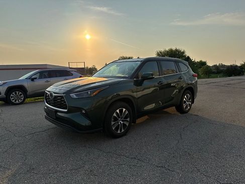 Used 2023 Toyota Highlander XLE FWD image 12