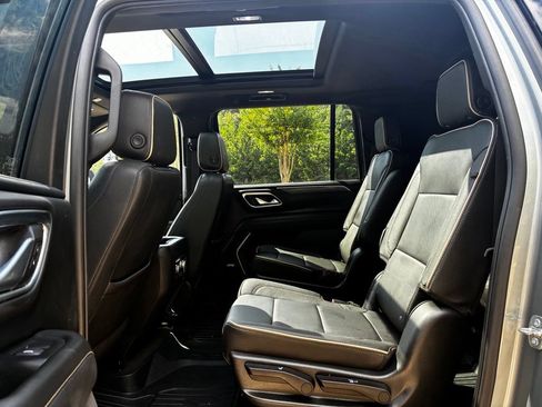 Used 2023 GMC Yukon XL SLT w/ SLT Premium Package RWD image 10