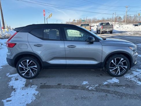 Used 2022 Volvo XC40 T5 R-Design w/ Climate Package image 5