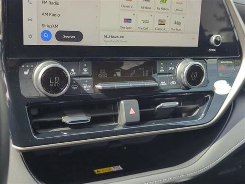 Used 2023 Toyota Highlander XLE FWD image 23