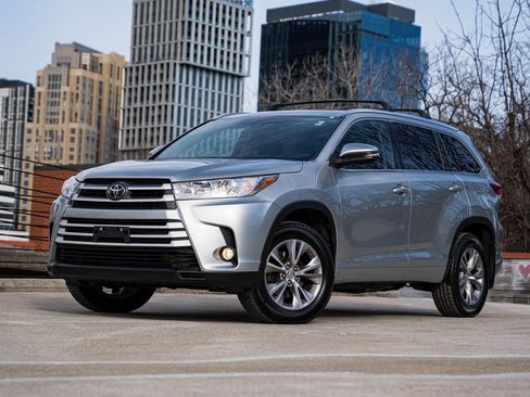 Used 2017 Toyota Highlander XLE image 1