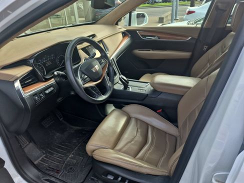 Used 2017 Cadillac XT5 Platinum w/ Driver Assist Package AWD/4WD image 13