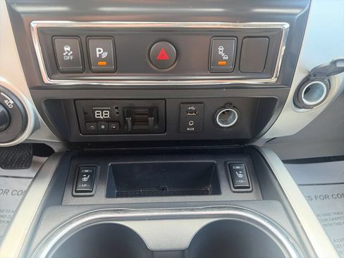 Used 2018 Nissan Titan SV w/ SV Convenience Package AWD/4WD image 18