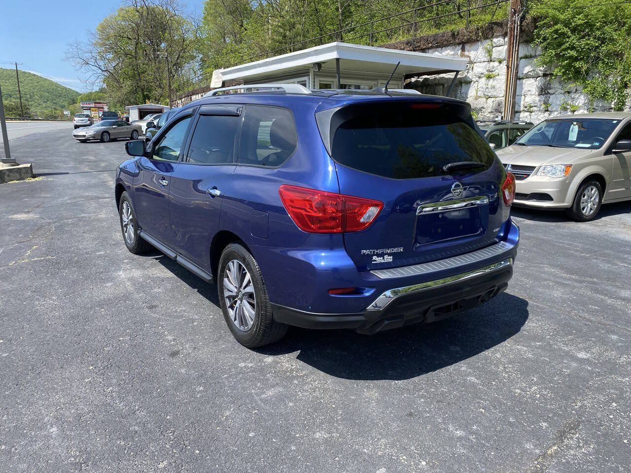 Used 2017 Nissan Pathfinder S AWD/4WD image 3