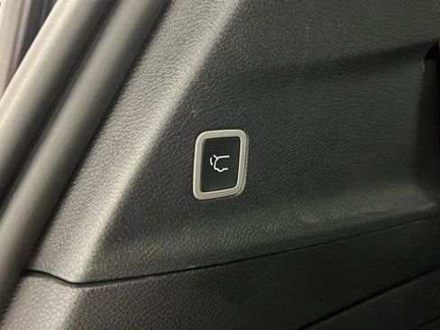 Used 2023 Chrysler Pacifica Limited w/ Uconnect Theater Family Group FWD image 28