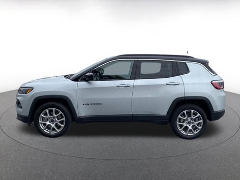 Used 2025 Jeep Compass Limited image 9