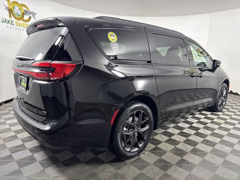 New 2026 Chrysler Pacifica Select image 7