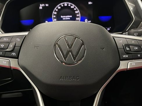 Used 2024 Volkswagen Tiguan SE AWD/4WD image 15