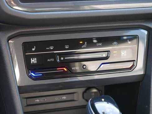 Used 2022 Volkswagen Tiguan SE image 23