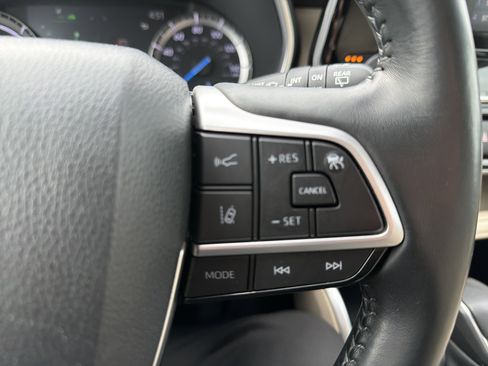 Used 2022 Toyota Highlander XLE AWD/4WD image 26