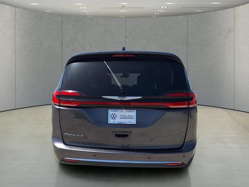 Used 2023 Chrysler Pacifica Touring-L FWD image 6