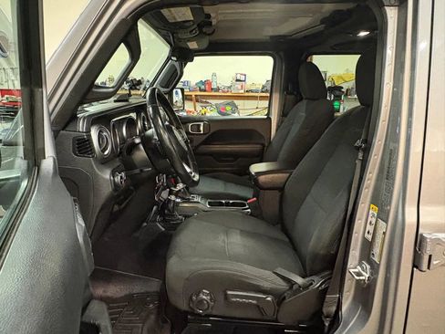 Used 2018 Jeep Wrangler Unlimited Sahara w/ Dual Top Group AWD/4WD image 15