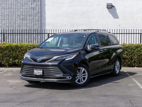 Used 2024 Toyota Sienna Limited image 15