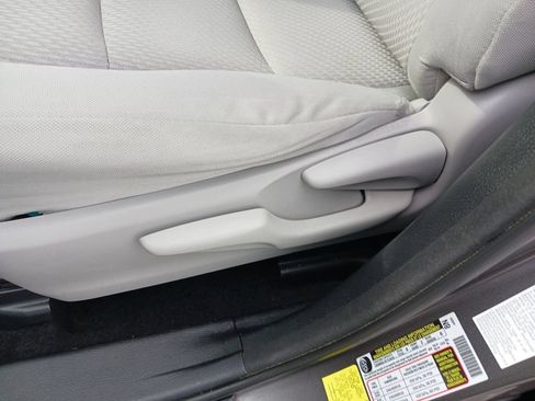 Used 2017 Toyota Highlander LE AWD/4WD image 31