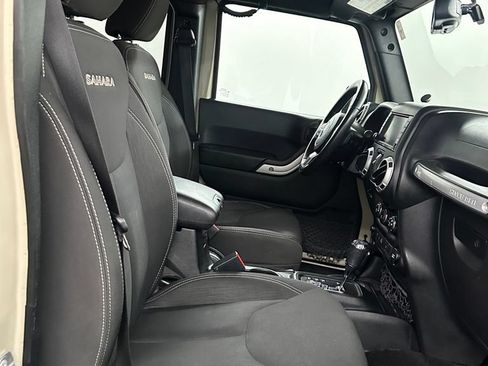 Used 2018 Jeep Wrangler Unlimited Sahara w/ Dual Top Group AWD/4WD image 31