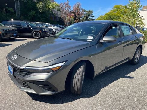 New 2026 Hyundai Elantra SE FWD image 3