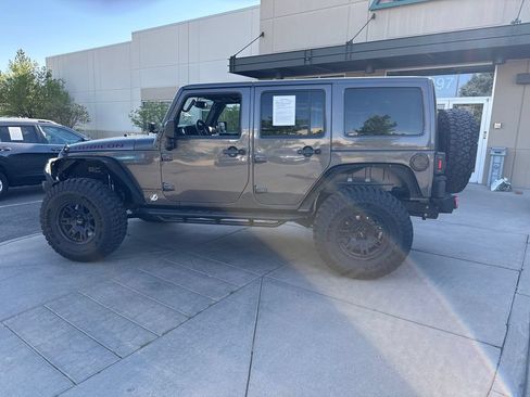 Used 2017 Jeep Wrangler Unlimited Rubicon w/ Connectivity Group AWD/4WD image 9