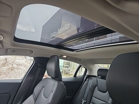 Used 2024 Volvo S60 B5 Core image 31