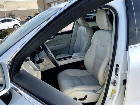 Used 2023 Volvo XC60 B5 Plus image 6