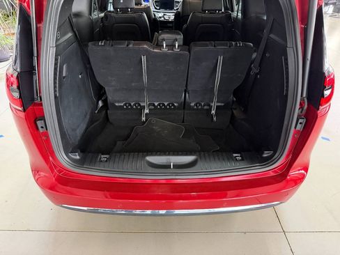 Used 2025 Chrysler Pacifica Select FWD image 9