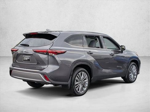 Used 2024 Toyota Highlander Platinum FWD image 5