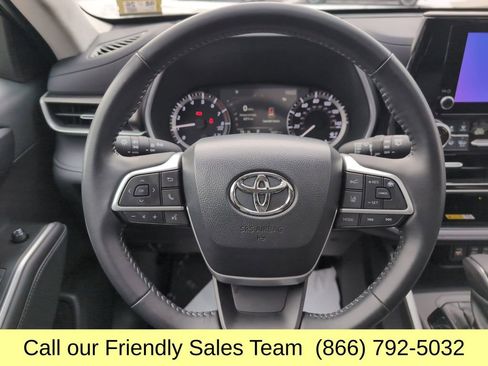Used 2023 Toyota Highlander XLE image 17
