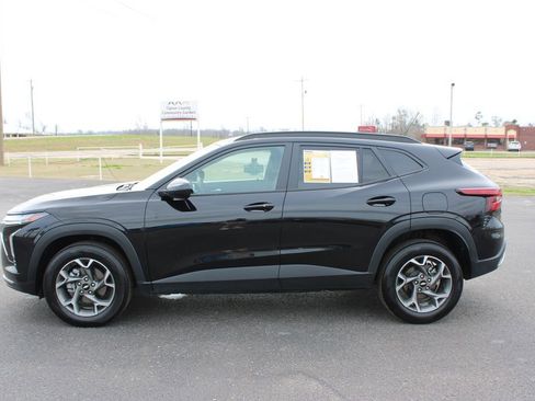 Used 2025 Chevrolet Trax LT w/ LT Convenience Package image 6